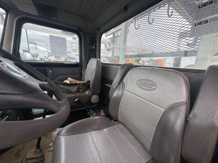 2007-peterbilt-335-image-8