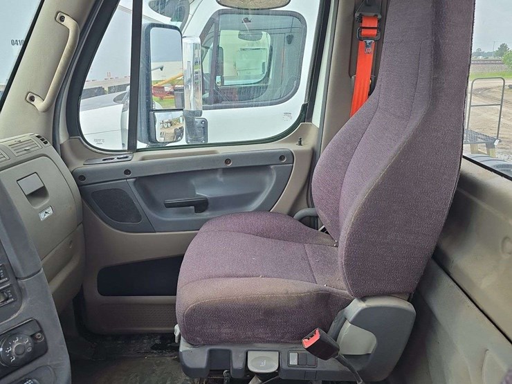 2015-freightliner-cascadia-125-image-17
