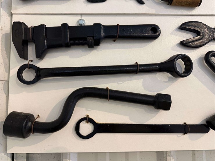 collection-of-metal-wrenches-image-6