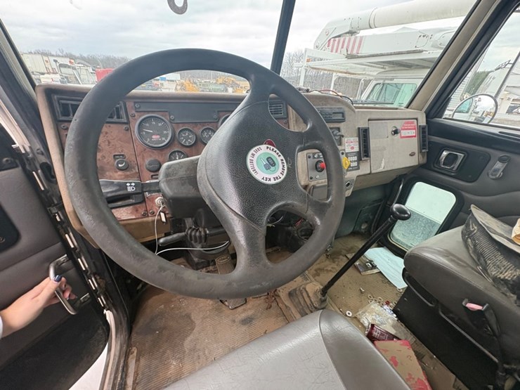 2007-peterbilt-335-image-7