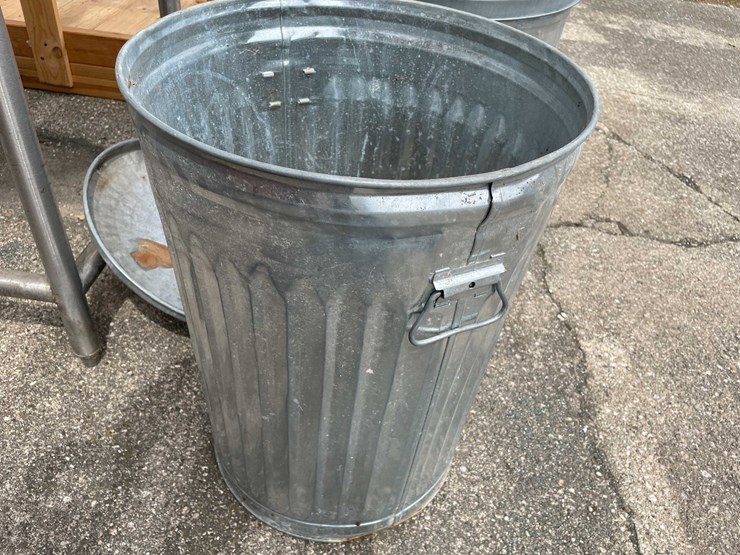 #4185-•-(2)-metal-trash-cans-with-lids-image-2