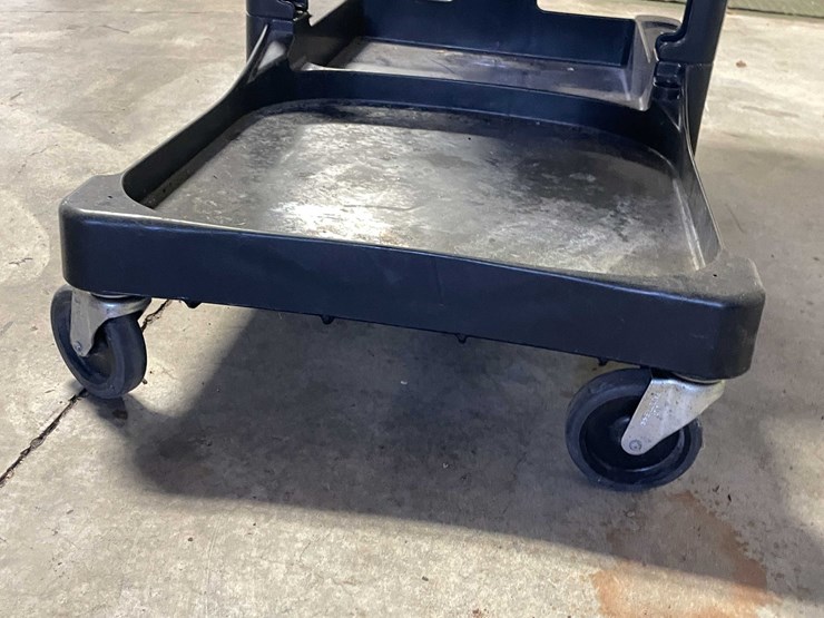 #5513-•-rubbermaid-cart-image-12