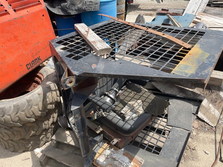 #6012-•-bobcat-skidsteer-body-image-6