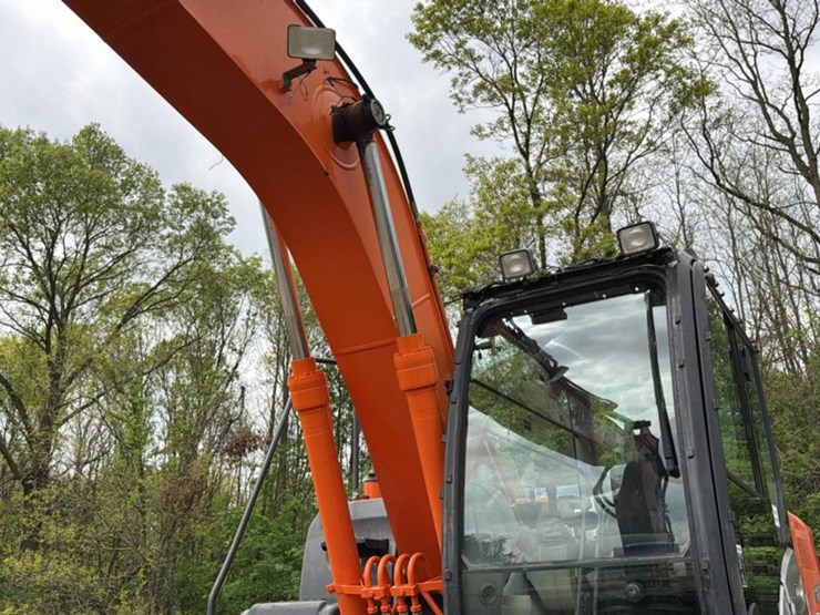 2012-hitachi-zx160-image-57