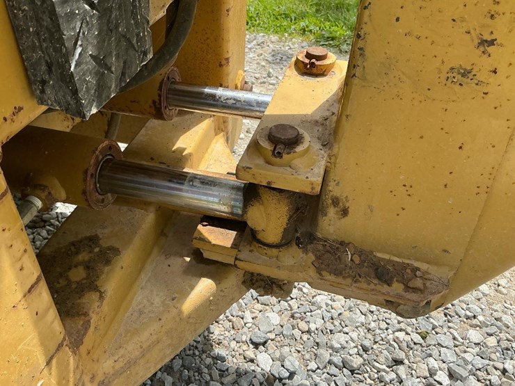 #121-•-2014-magnatrac-mh-7000-crawler-loader-image-58