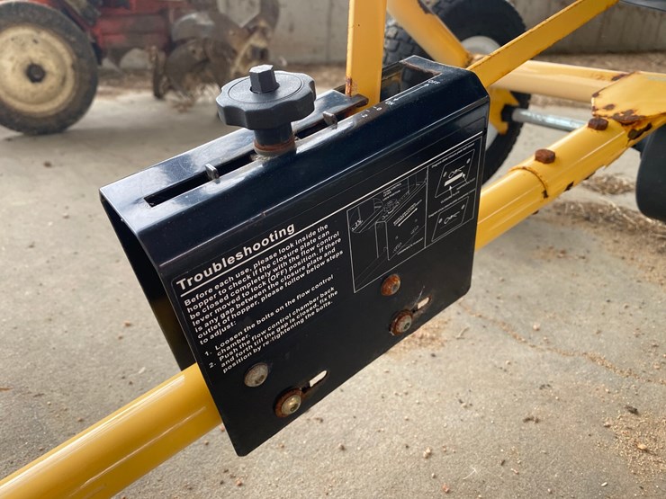 #3569-•-yardworks-pull-behind-seed-spreader-image-7
