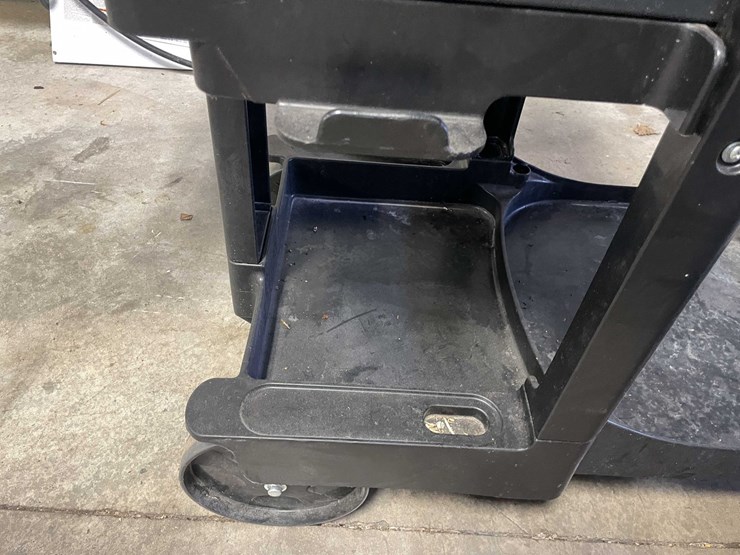 #5513-•-rubbermaid-cart-image-8