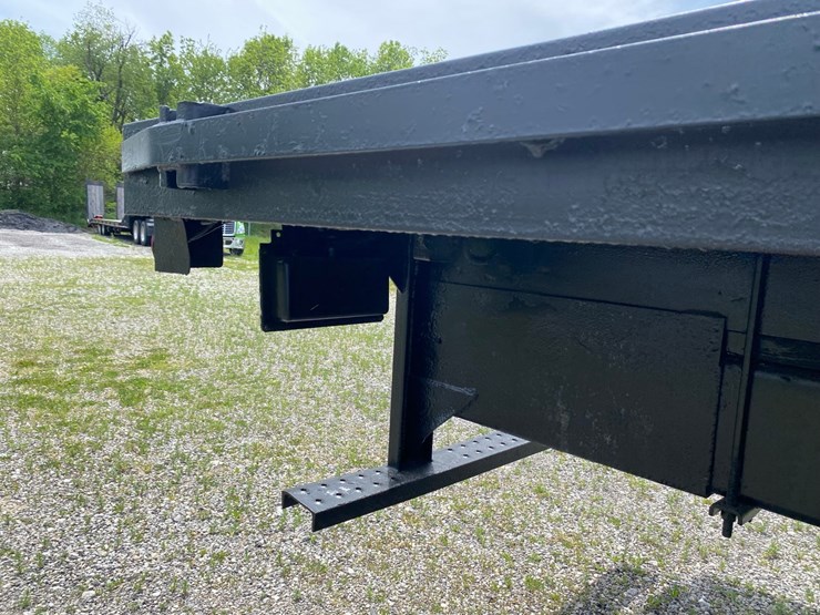 2013-freightliner-m2-flatbed-image-37
