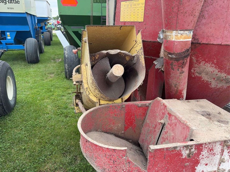 new-holland-354-image-5