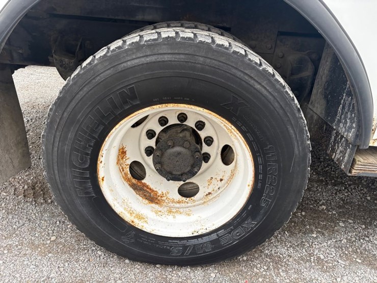 2007-peterbilt-335-image-14