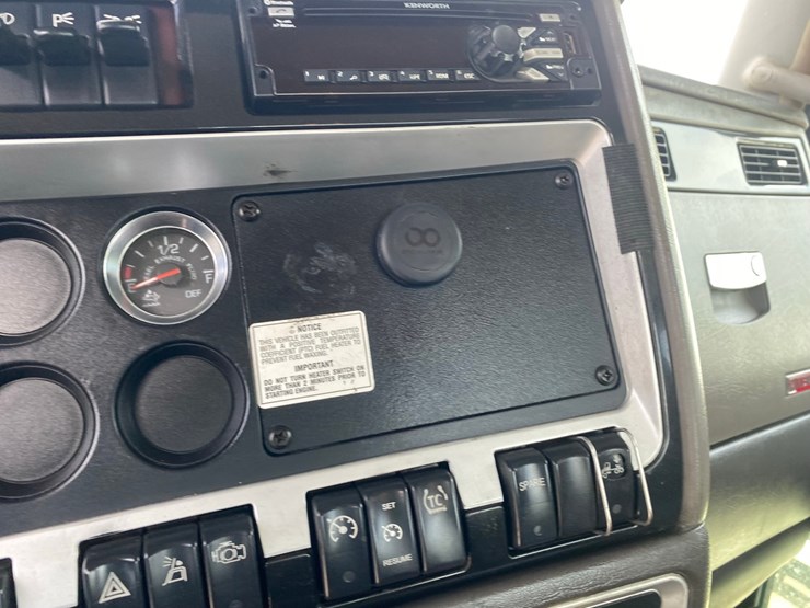 2014-kenworth-t400-single-axle-day-cab-semi-tractor-image-49