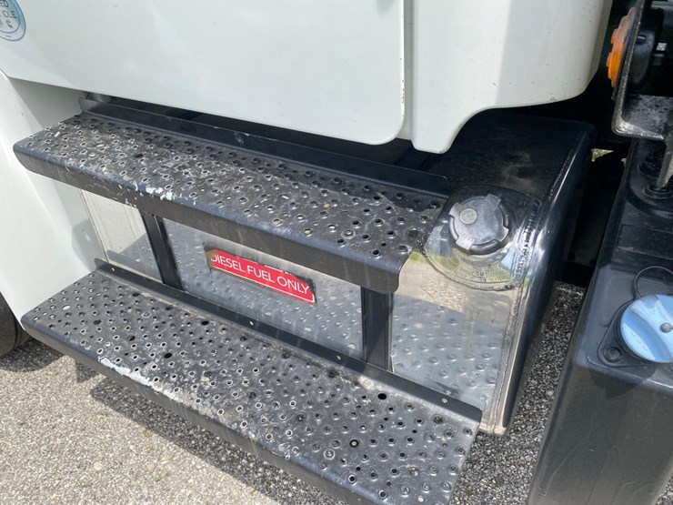 2013-freightliner-m2-flatbed-image-48