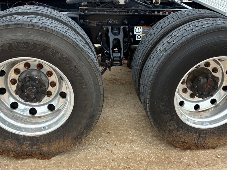 2019-peterbilt-579-image-15