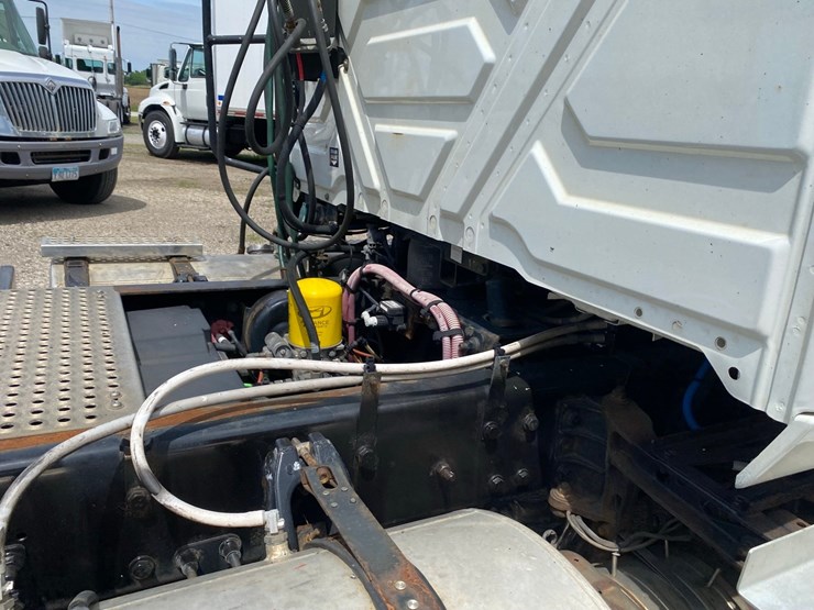 2019-international-lt625-day-cab-semi-tractor-image-14