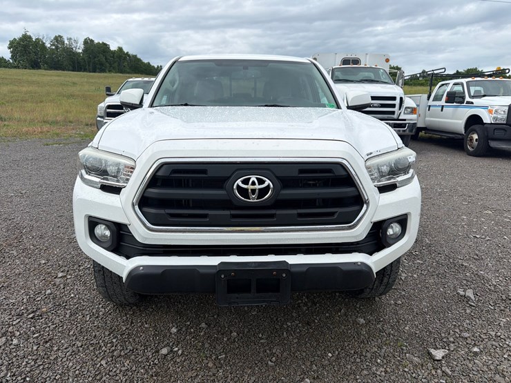 2017-toyota-tacoma-image-2