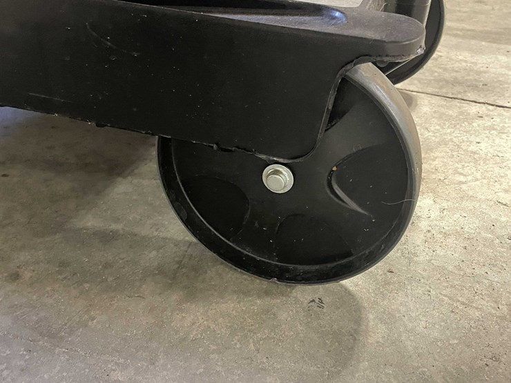 #5513-•-rubbermaid-cart-image-11