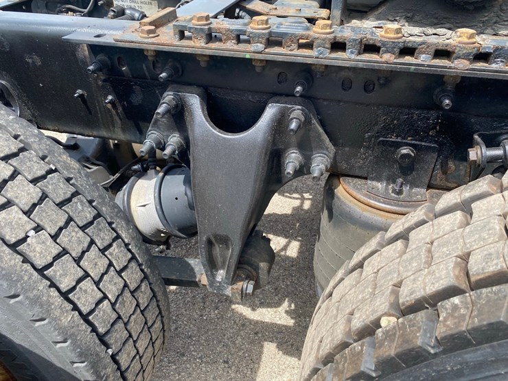 2019-international-lt625-day-cab-semi-tractor-image-18