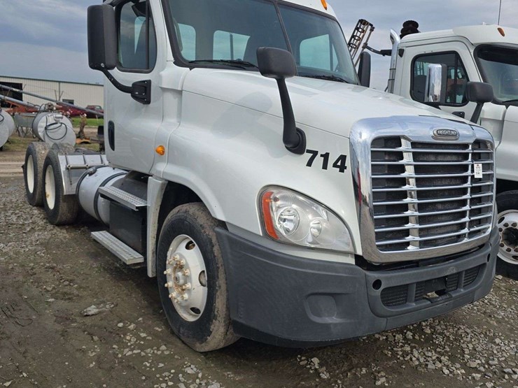2015-freightliner-cascadia-125-image-3