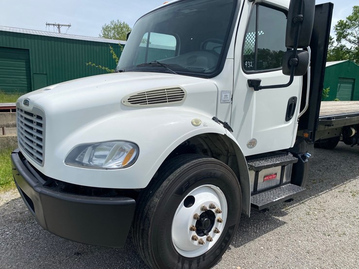 2013-freightliner-m2-flatbed-image-5