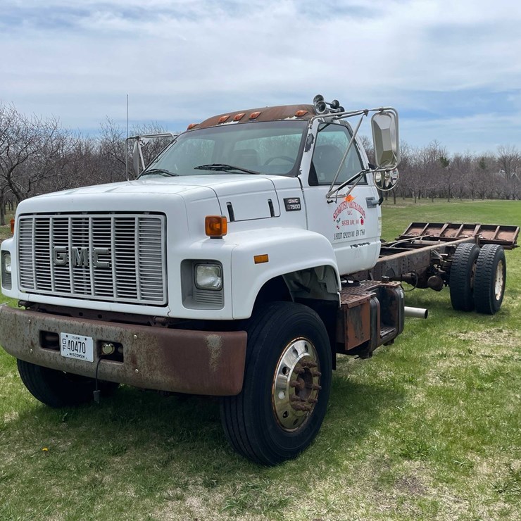 #4157 • 2000 GMC C7500 (Has WI, Title)