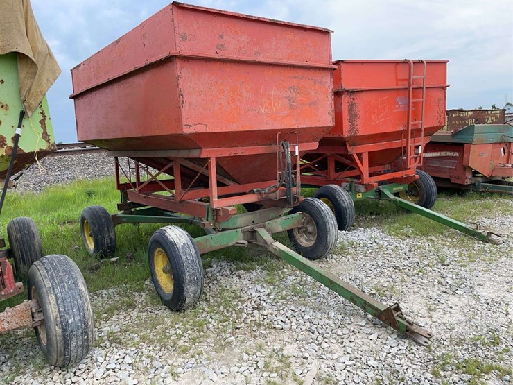 killbros-gravity-wagon-on-jd-running-gear-with-seed-auger-image-1