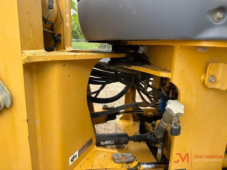 2004-deere-624j-image-12