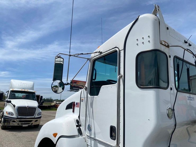 2014-kenworth-t400-single-axle-day-cab-semi-tractor-image-10