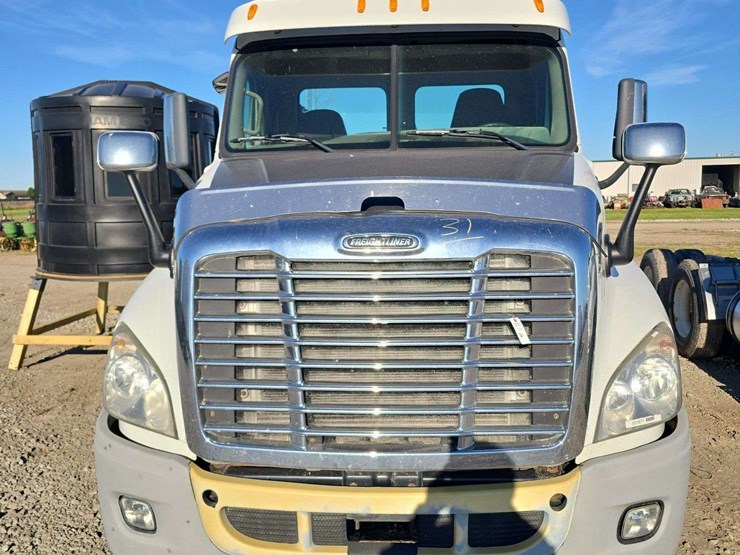 2014-freightliner-cascadia-125-image-2