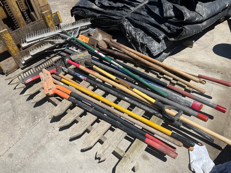 #6084-•-pallet-of-handled-tools-image-1