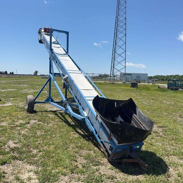 20" x 30ft paddle chain conveyor, used to load corn, with electric motor, single phase hookup