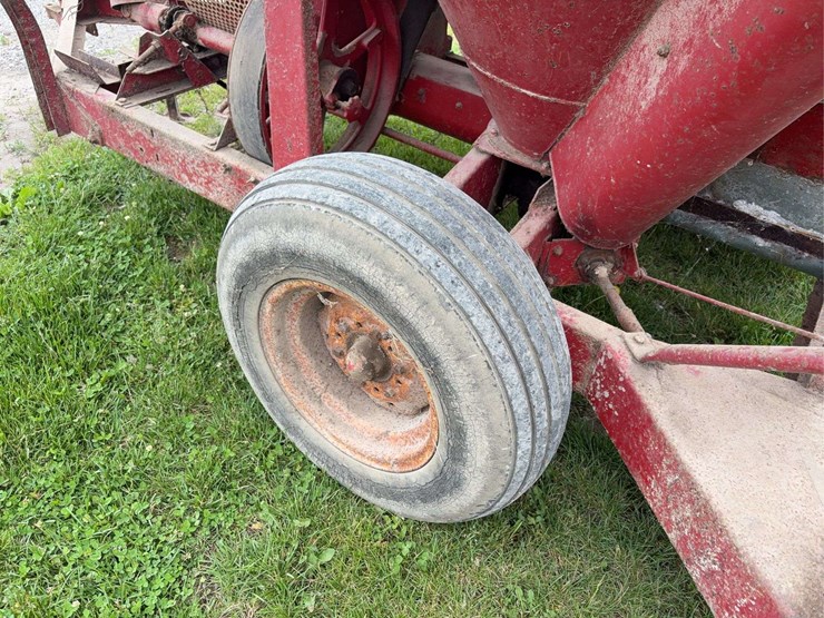 new-holland-354-image-12