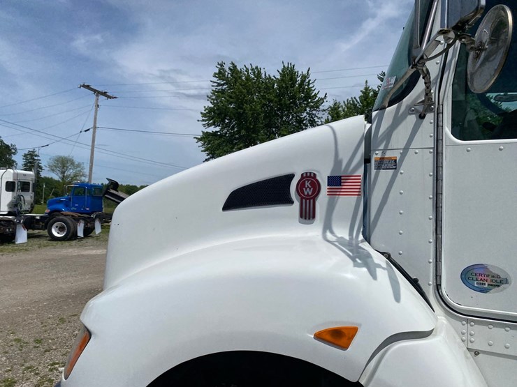 2014-kenworth-t400-single-axle-day-cab-semi-tractor-image-14