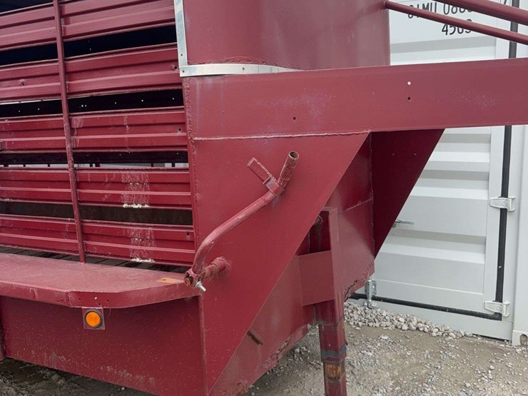 2003-gooseneck-livestock-trailer,-32ft,-2-cut-gates,-triple-axel,-wood-floor,-vin#-td259200,-butterfly-tailgate-image-10