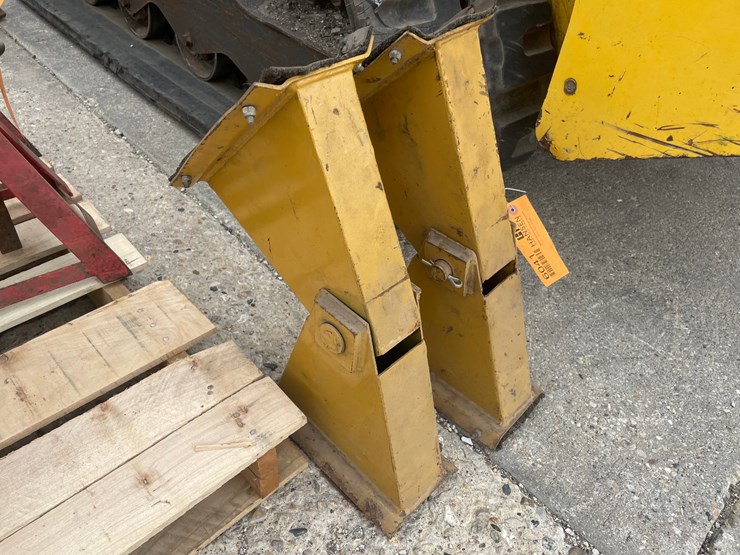 #6041-•-pair-of-dump-truck-hoist-jacks-image-1