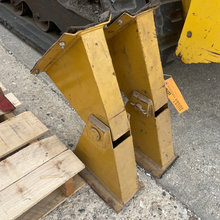 #6041 • Pair of Dump Truck Hoist Jacks