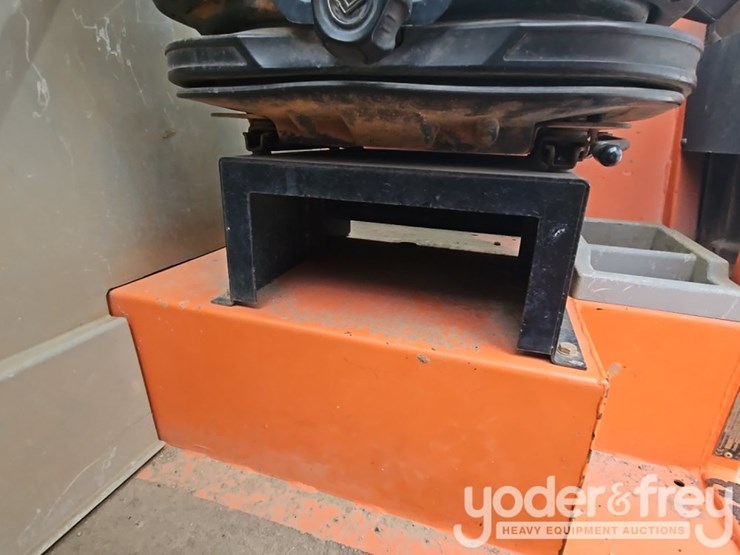2016-jlg-642-image-32