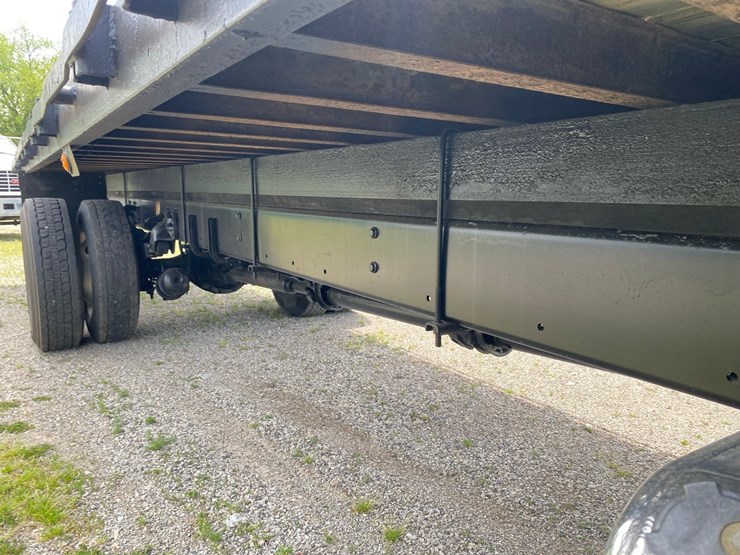 2013-freightliner-m2-flatbed-image-29