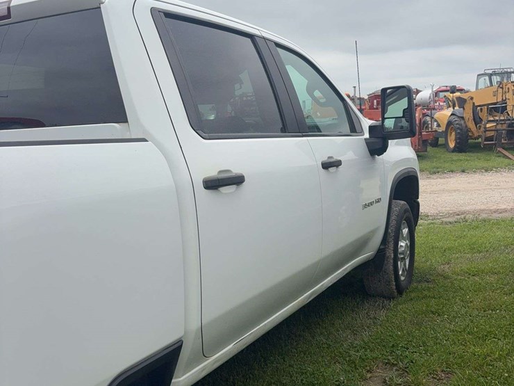 2022-chevrolet-3500-image-11