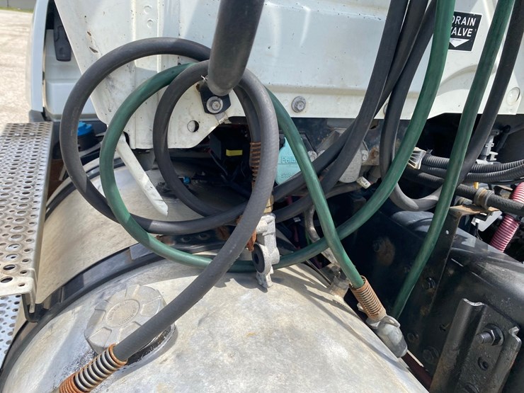 2019-international-lt625-day-cab-semi-tractor-image-30
