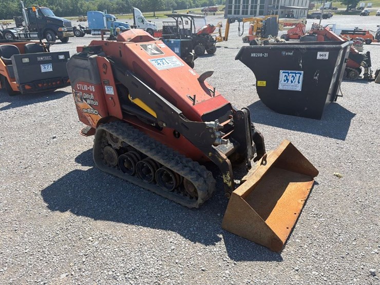 2015-ditch-witch-sk850-image-3