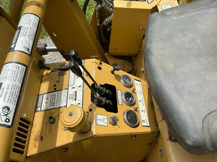 #121-•-2014-magnatrac-mh-7000-crawler-loader-image-26