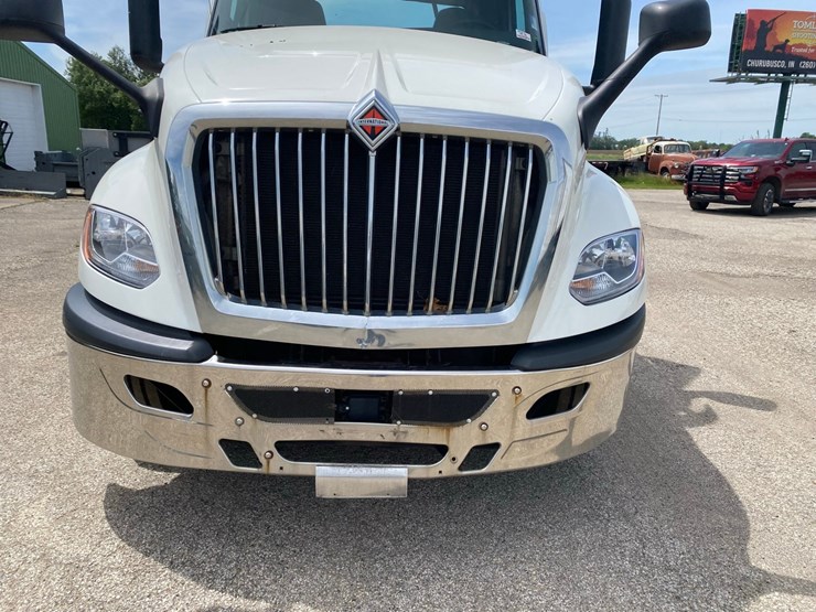 2019-international-lt625-day-cab-semi-tractor-image-7