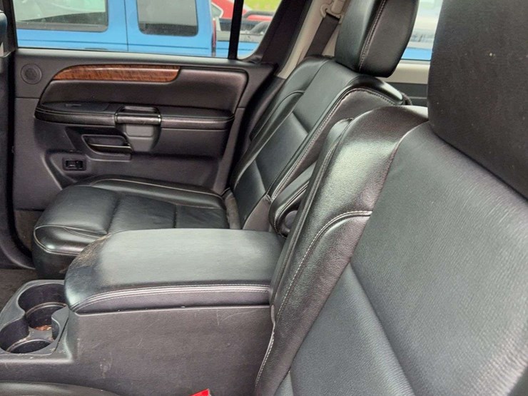 2013-nissan-armada-image-8