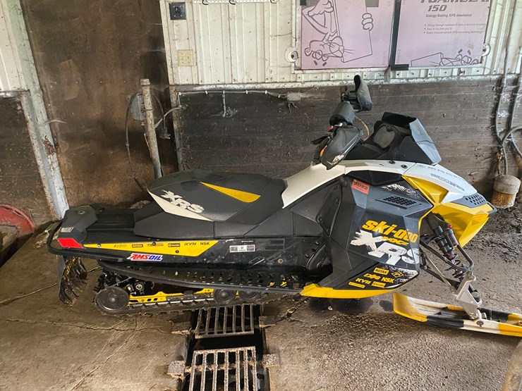 #3551-•-2011-ski-doo-mxz800-xrs-800r-snowmobile-(no-registration-card)-image-2