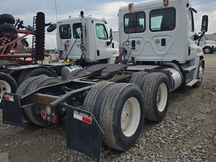2015-freightliner-cascadia-125-image-4