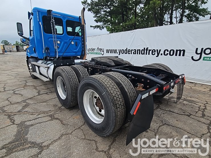 2019-freightliner-cascadia-116-image-3