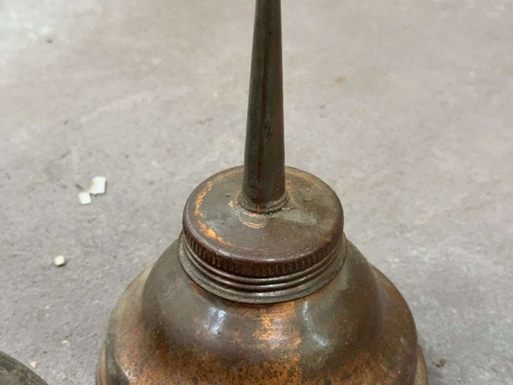 assorted-oil-cans,-including-ford-marked-can-image-4