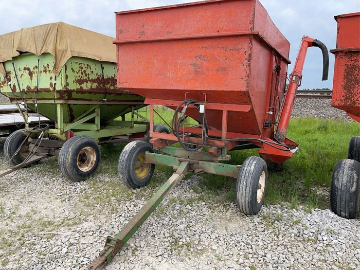 killbros-gravity-wagon-on-jd-running-gear-with-seed-auger-image-2