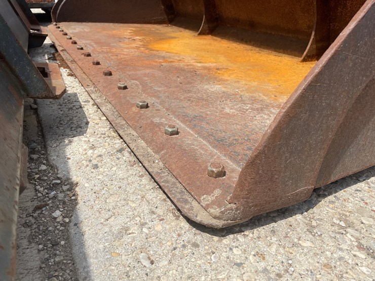 #6014-•-universal-mount-smooth-edge-skidsteer-bucket-image-2