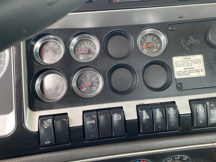 2014-kenworth-t400-single-axle-day-cab-semi-tractor-image-48